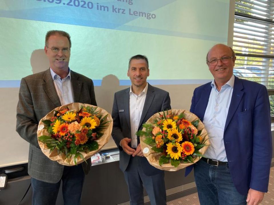 Burkhard Schwuckow (Mitte) bedankt sich bei Dieter Blume (li.) und Rainer Heller (re.) für die geleistete Arbeit für die OWL-IT. (Foto: OWL-IT)