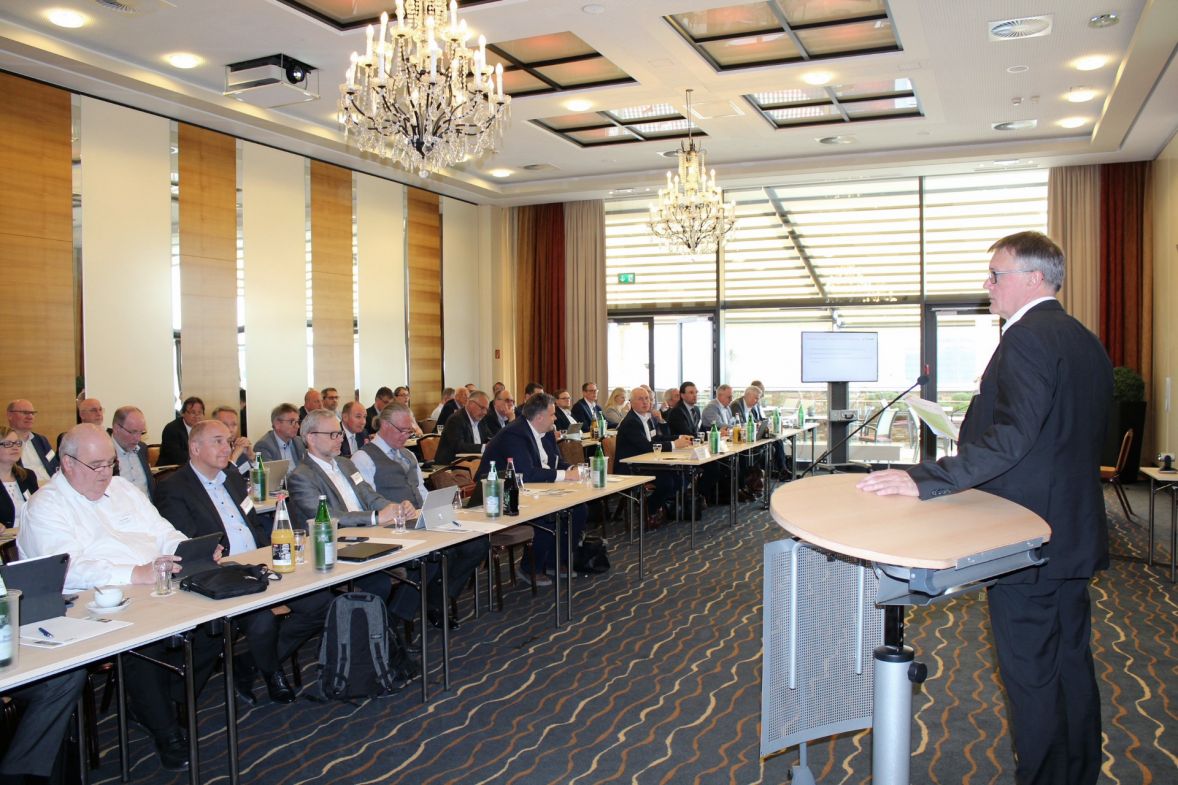 Dr. Rolf Beyer, Vorstandsvorsitzender der Vitako, spricht auf der Mitgliederversammlung in Paderborn (Quelle: Denise Depser, Vitako)