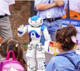 Der kleine Roboter übte große Faszination aus (Foto: Lippe Bildung eG)
