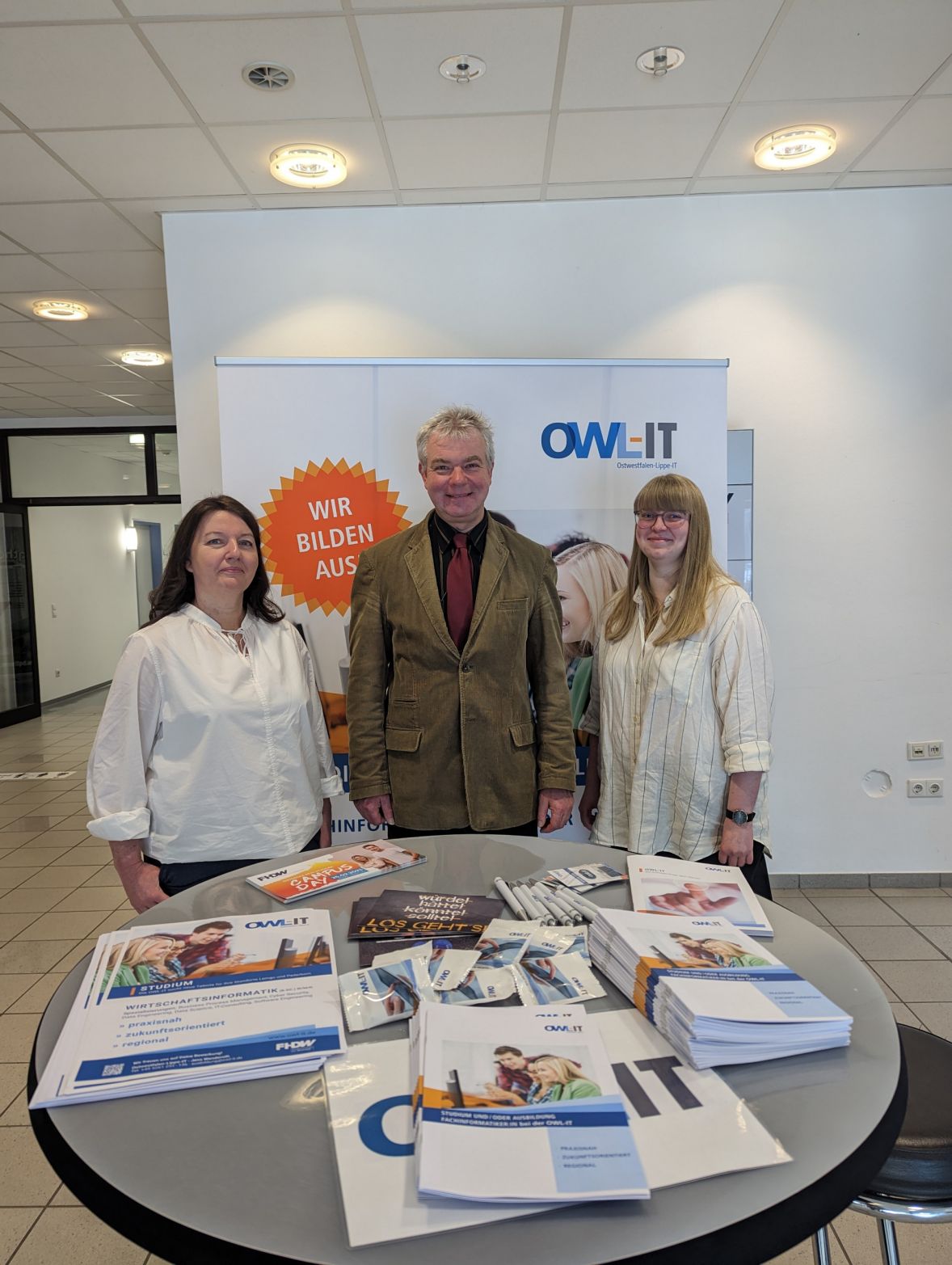 Der Informationsstand von der OWL-IT auf dem Campus Day der FHDW: Beatrix Hucht (GKD Paderborn), Frank Albert (OWL-IT) und die Auszubildende Marie Willmann stellen den Ausbildungsbetrieb OWL-IT und das dazugehörige Angebot in Paderborn vor. @krz