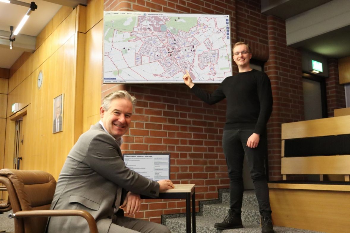 Bürgermeister Michael Berens (l.) und Marco Kersting vom Hauptamt der Gemeinde präsentieren die neuen digitalen Portale. (@Gemeinde Hövelhof)